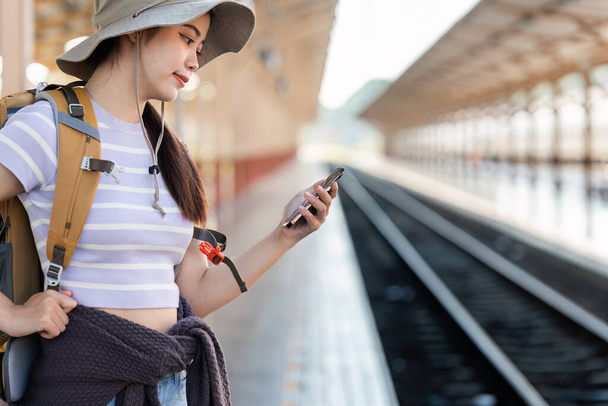 Žena používající mobilní telefon, když cestuje vlakem. cestovní koncept. - Fotografie, Obrázek