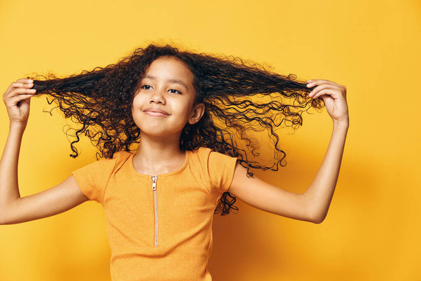 Alkalmi fiatal portré lány kis gyermek női divat frizura szépség háttér csinos személy haj gyermekkori életmód gyerek csinos lány arc - Fotó, kép