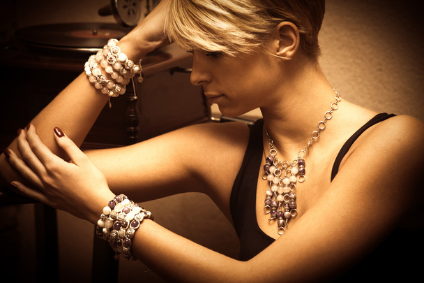 vrouw en sieraden - Foto, afbeelding