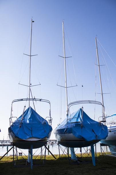 veleros almacenados en un puerto deportivo
 - Foto, imagen