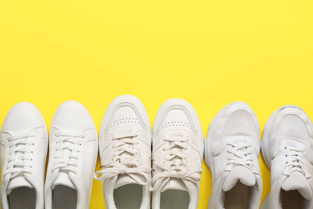 Стильные белые кроссовки на желтом фоне - Фото, изображение