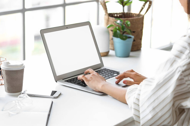 Молода жінка працює з ноутбуком в домашньому офісі, крупним планом
 - Фото, зображення