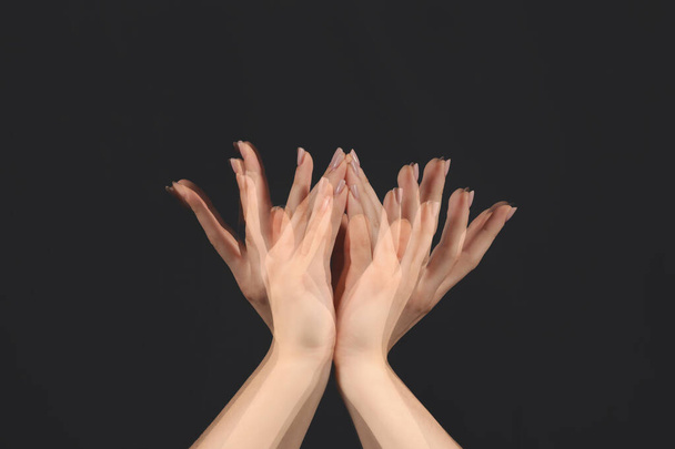 Koyu arkaplanda hareket eden kadın elinin Stroboskopik fotoğrafı - Fotoğraf, Görsel