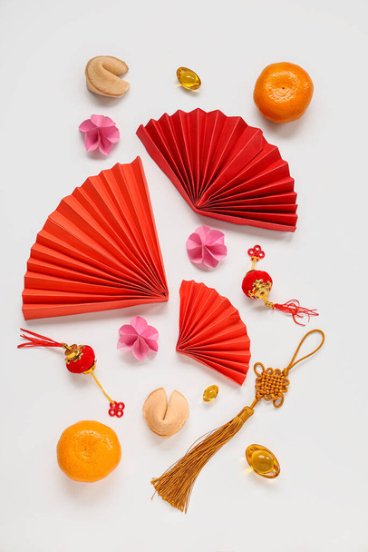 Galletas de la fortuna con mandarinas y símbolos chinos sobre fondo blanco. Celebración de Año Nuevo - Foto, imagen