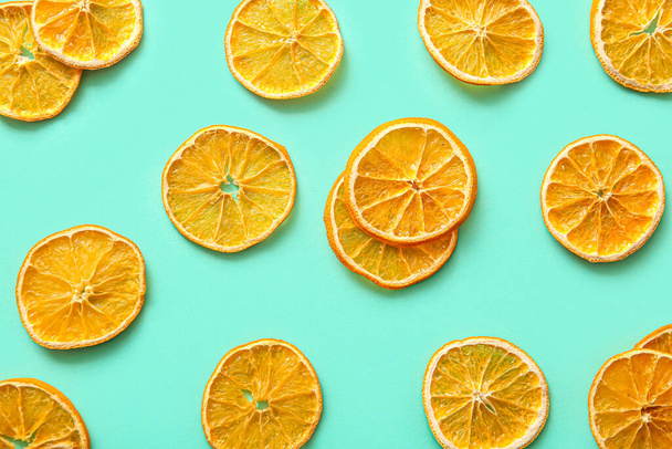 Dried orange slices on turquoise background - Foto, Bild