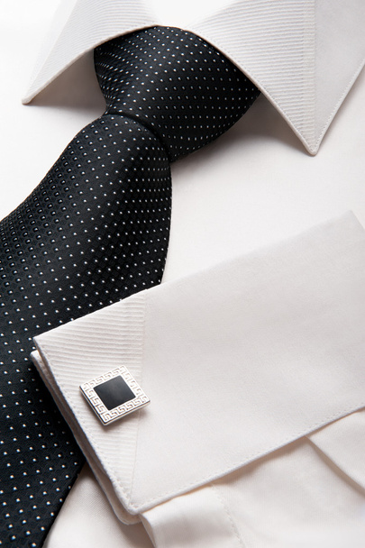 Chemise homme blanche avec une cravate noire
 - Photo, image