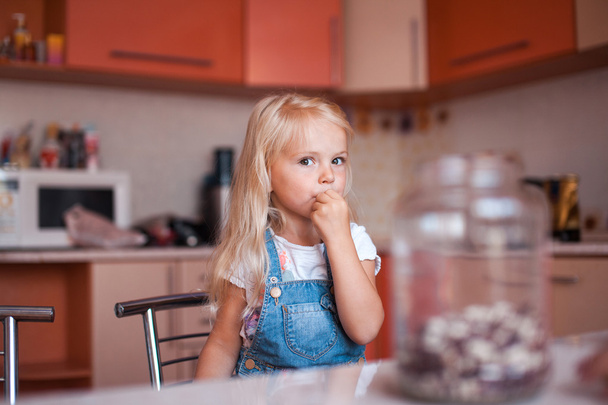 Little Girl on kitchen - Photo, Image