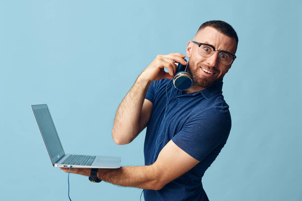 Homem celular jovem telefone retrato tecnologia chamada comunicação laptop barba negócio estilo de vida bonito escritório empresário expressão adulto moderno cara caucasiano ocupação pessoa homem - Foto, Imagem