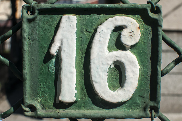 古いレトロな鋳鉄製プレート番号 16 - 写真・画像