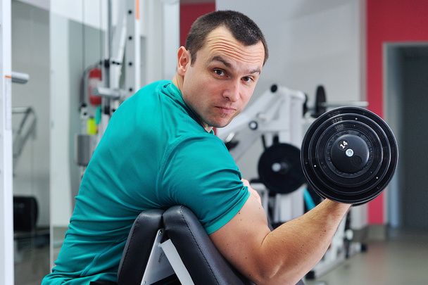 Exercices pour les biceps avec haltères
 - Photo, image