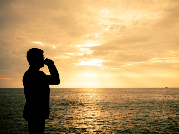 Silhouette homme zippant café à la plage du coucher du soleil
 - Photo, image