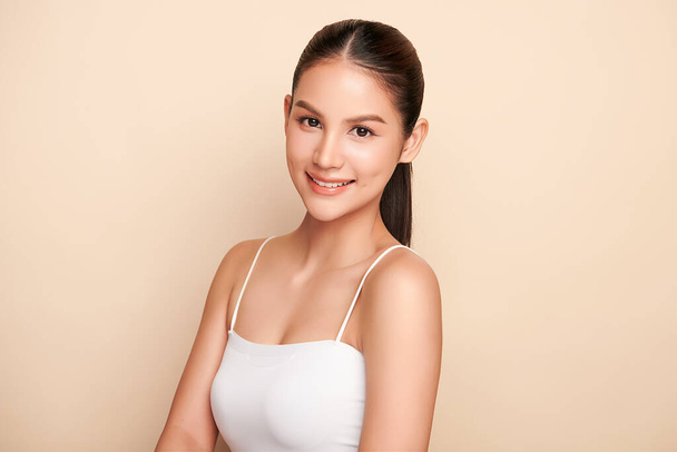 Mooie jonge aziatische vrouw met schone frisse huid op beige achtergrond, Gezichtsverzorging, Gezichtsbehandeling, Cosmetologie, schoonheid en spa, Aziatische vrouwen portret. - Foto, afbeelding