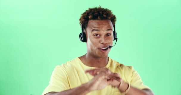 Hombre feliz, charla y auriculares para el centro de llamadas en la pantalla verde en el estudio para la maqueta de telecomunicaciones en Ciudad del Cabo. Cara, consulta masculina y mano para gesto en dirección, información o instrucción. - Metraje, vídeo