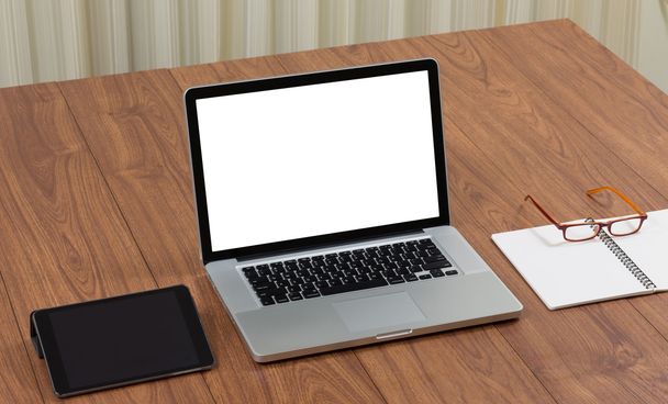 Computador portátil em branco com acessórios de escritório em t de madeira
 - Foto, Imagem