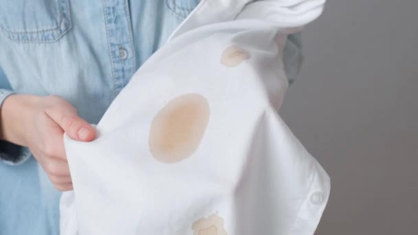 Vuile koffievlekken op een wit shirt. het concept van de dagelijkse levensvlek. 4k-beelden. - Video
