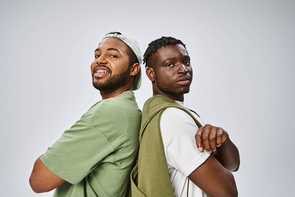 Juneteenth, portré afro-amerikai barátok álló összehajtott karokkal szürke háttér - Fotó, kép