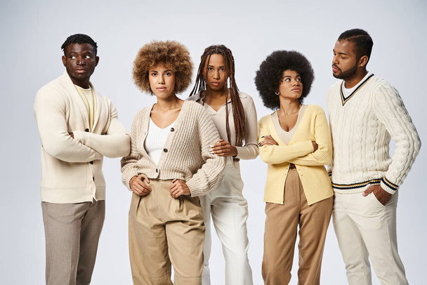 groep van stijlvolle Afrikaanse Amerikaanse mannen en vrouwen samen poseren op grijze achtergrond, Juneteenth - Foto, afbeelding