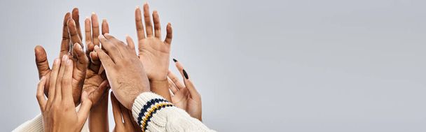 bannière recadrée de peuples afro-américains étendant les mains sur fond gris, concept Juneteenth - Photo, image