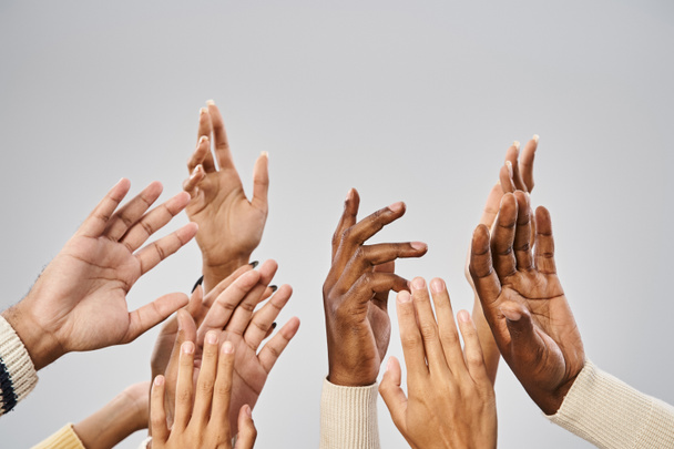przycięty widok afrykańskiej społeczności amerykańskiej wyciągających ręce na szarym tle, Juneteenth - Zdjęcie, obraz