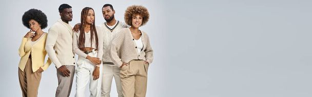 personas afroamericanas con estilo en traje casual de pie sobre fondo gris, concepto Juneteenth - Foto, imagen