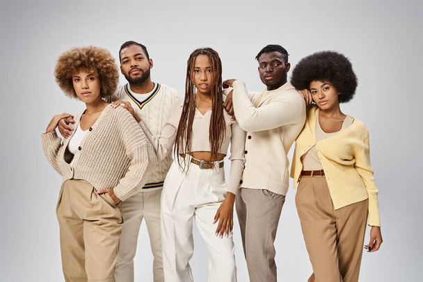 привлекательные африканские американцы в повседневной одежде, стоящие на сером фоне, концепция июня - Фото, изображение