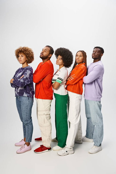 Afrikaans-Amerikaanse mensen in casual kleding samen poseren op een grijze achtergrond, Juneteenth concept - Foto, afbeelding