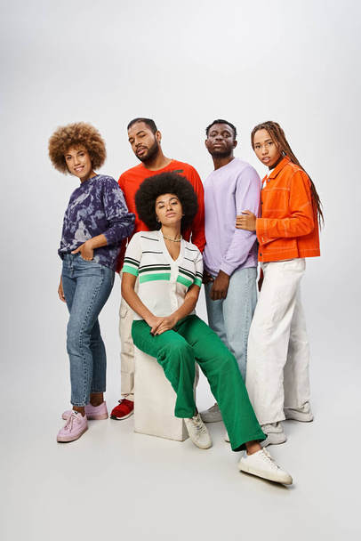 Веселая африканская американская община в повседневной одежде позирует вместе на сером фоне, 19 июня - Фото, изображение