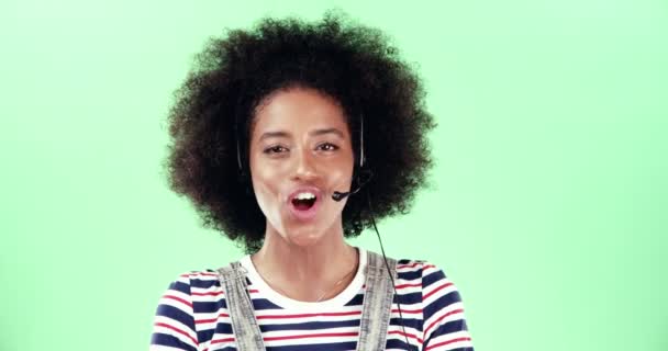 Dziewczyna, słuchawki i rozmowa dla call center zielony ekran w studio do makiety telekomunikacyjnej w Nowym Jorku. Kobieta student, afro i opinie na temat obsługi klienta, przeglądu lub wiadomości z wirtualnej konsultacji. - Materiał filmowy, wideo
