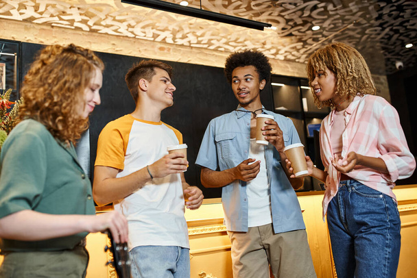 boldog és elegáns többnemzetiségű barátok kávé menni beszélgetni a recepción hostel - Fotó, kép