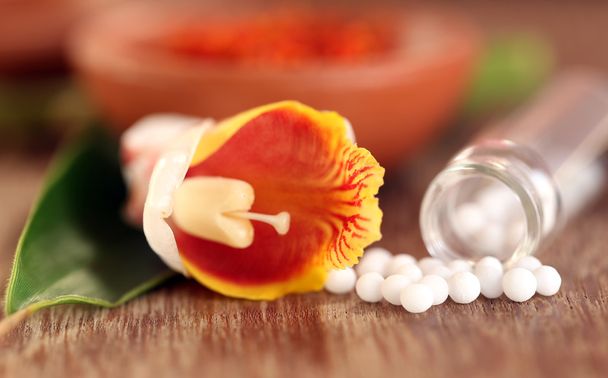 Homeopatia kuleczek z ziołowe kwiat - Zdjęcie, obraz