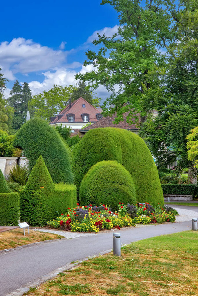Parque verde frente al museo olímpico de Lausana, Suiza - Foto, Imagen