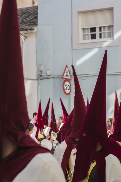 Penitentes tocando trompetas durante la Semana Santa
 - Foto, imagen