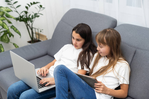 люди, дети, технологии, друзья и концепция дружбы - девочки, ищущие планшетные компьютеры дома. Высокое качество фото - Фото, изображение