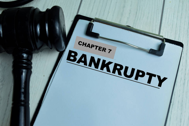 Έννοια του κεφαλαίου 7 - Bankrupty γράψει σχετικά με τη γραφειοκρατία με σφυρί απομονώνονται σε ξύλινο φόντο. - Φωτογραφία, εικόνα