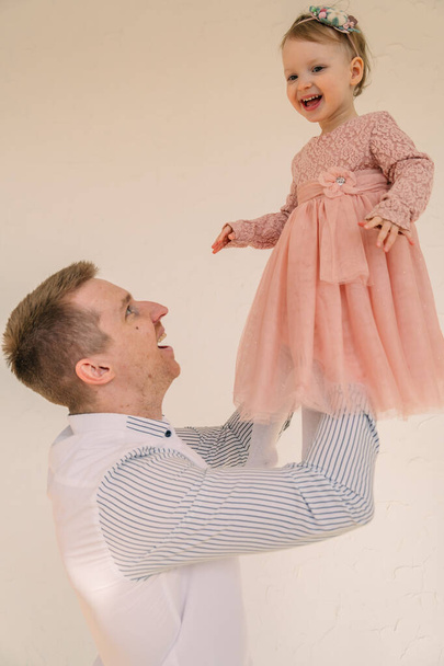 отец с дочерью веселятся эмоции - Фото, изображение