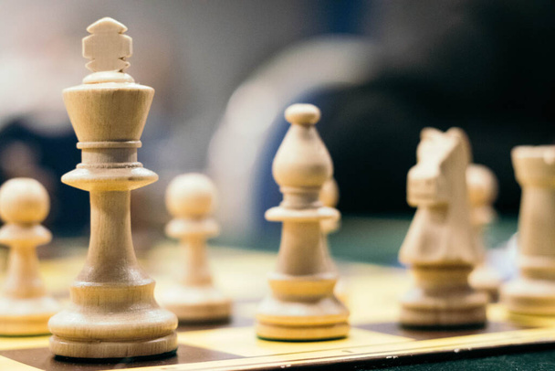 schaken bordspel met schaakstukken op tafel - Foto, afbeelding