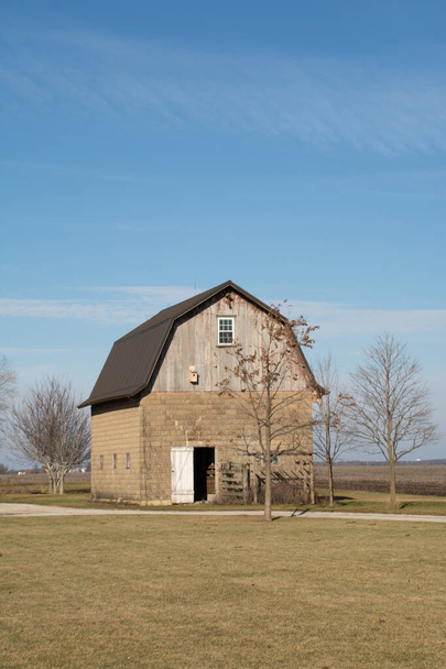 Antiguo granero de madera envejecida en el condado rural de Livingston, Illinois, EE.UU.. - Foto, Imagen