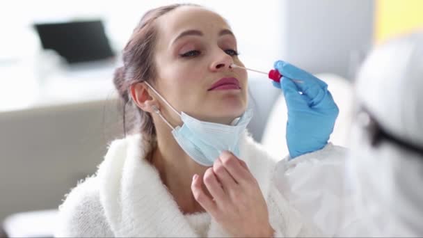 Doctor tomando hisopo de nariz a mujer paciente película 4k cámara lenta. Diagnóstico Pcr del concepto de infección por coronavirus - Metraje, vídeo