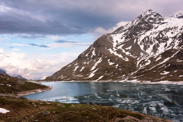 Гірське озеро з льодом і снігом у Швейцарії навесні - Фото, зображення