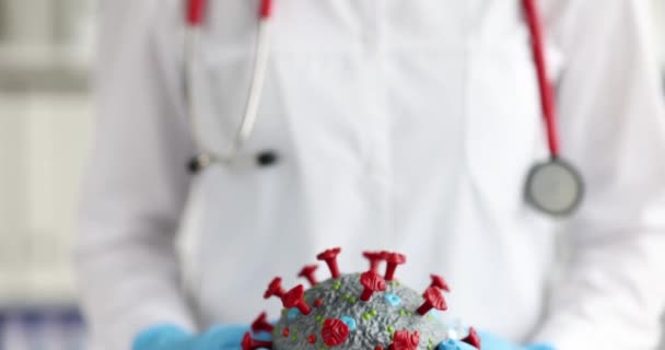 Lekarz w rękawiczkach trzyma wirusa. Pojęcie RNA zawierające wirusy - Materiał filmowy, wideo