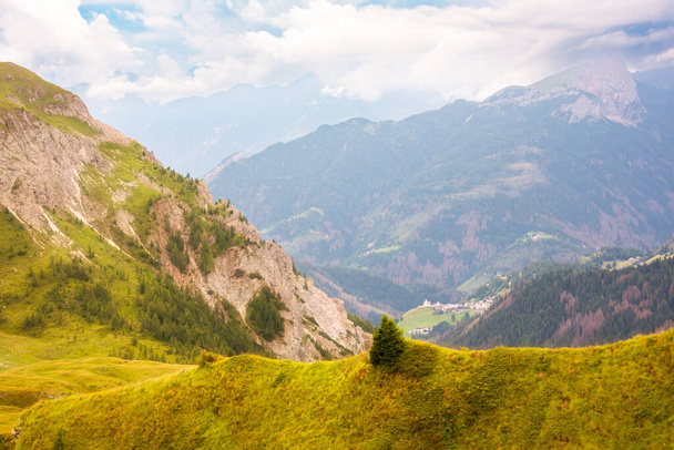 Dolomite Alpes en Italie, un paysage de montagne pittoresque - Photo, image