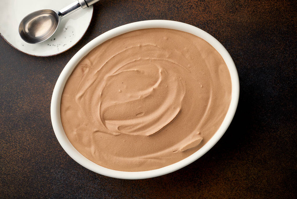 μπολ με σπιτικό παγωτό σοκολάτα σε καφέ φόντο, top view - Φωτογραφία, εικόνα