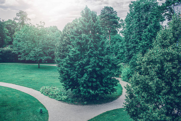 Puutarha Godollon kuninkaallisessa palatsissa, Unkarissa.Kesäkausi. Laadukas kuva - Valokuva, kuva