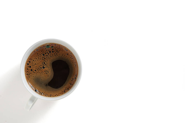Tasse Kaffee auf weißem Hintergrund, Draufsicht mit Kopierraum - Foto, Bild