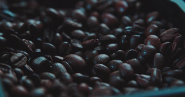 Perfektion beim Mahlen: Kaffeebohnen aus nächster Nähe in der Mahlmaschine - 4K-Video fängt die kunstvolle Präzision und berauschenden Düfte des Kaffeemahlens ein - Filmmaterial, Video