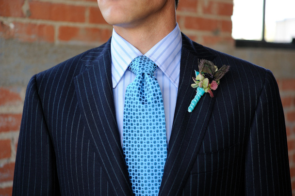 blauer Nadelstreifenanzug mit Krawatte und Boutonniere - Foto, Bild