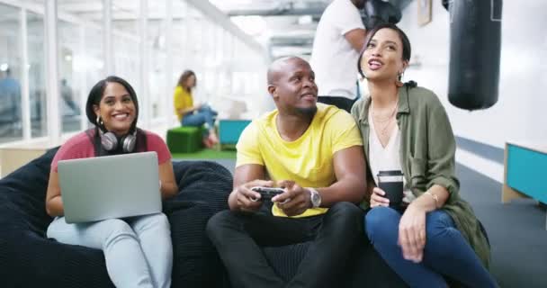 Jogos de vídeo, tecnologia ou pessoas felizes no escritório jogando jogos online, assinatura para relaxar. Laptop, gamer ou designers criativos com aplicativo móvel na pausa no local de trabalho para streaming divertido multimídia. - Filmagem, Vídeo
