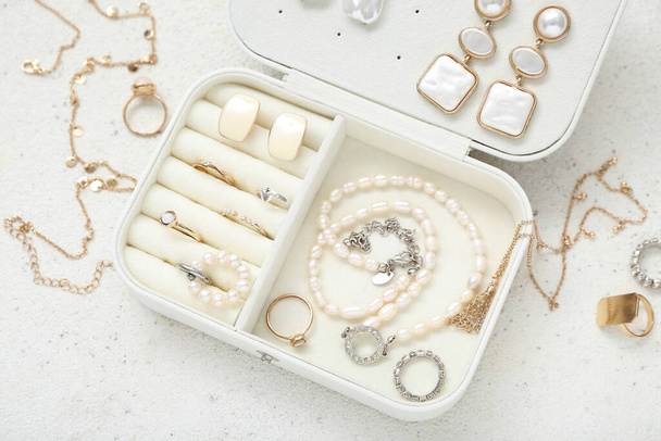 Grunge beyaz arka planda şık mücevherlere sahip bir organizatör - Fotoğraf, Görsel