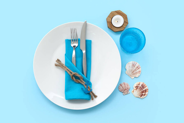 Bellissimo tavolo che serve con decorazioni marine su sfondo blu - Foto, immagini