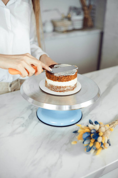 Wyroby cukiernicze, pieczenie i gotowanie koncepcja - kobieta robi ciasto w kuchni w domu. Proces tworzenia ciasta bento - Zdjęcie, obraz